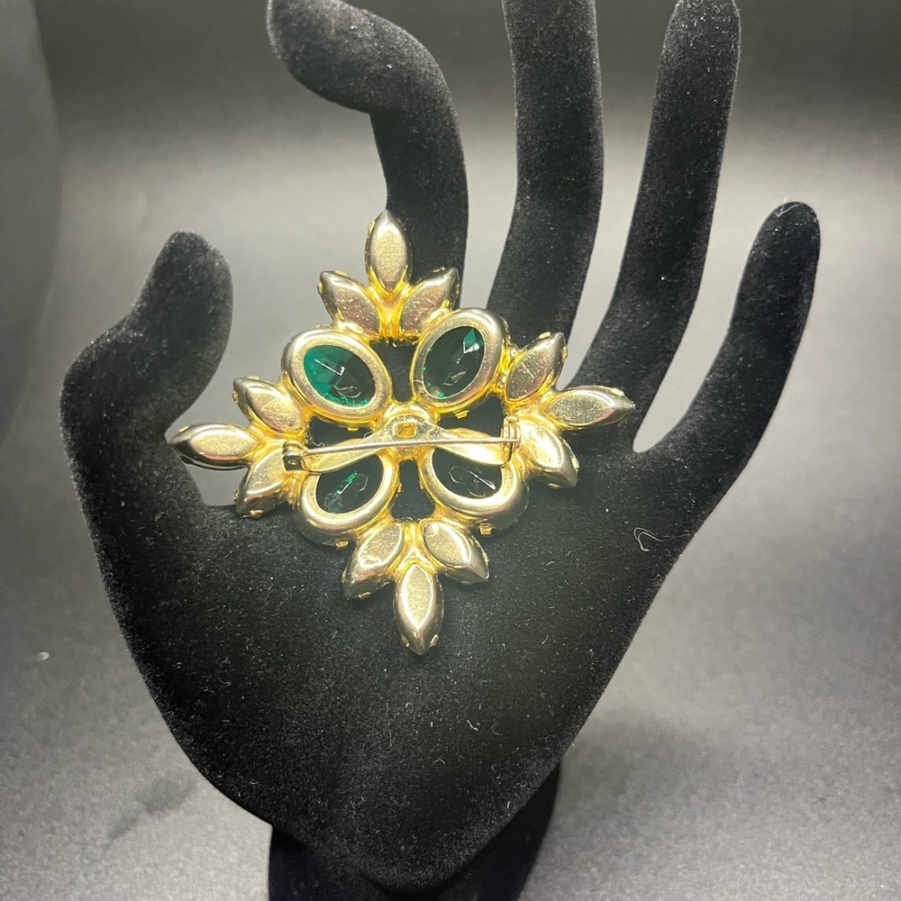 vintage emerald green rhinestone brooch large gold tone statement pin. 1960s - Picture 8 of 8